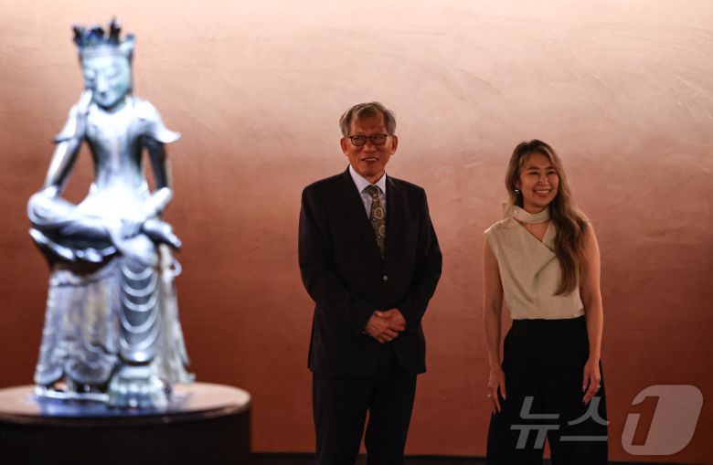 유홍준 국립중앙박물관장과 넷플릭스 애니메이션 영화 '케이팝 데몬 헌터스'의 메기 강 감독이 21일 서울 용산구 국립중앙박물관에서 전시장을 둘러보고 있다. 2025.8.21/뉴스1 ⓒ News1 김도우 기자