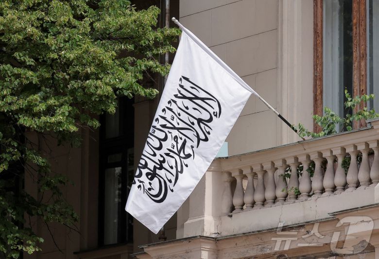 러시아가 3일(현지시간) 아프가니스탄의 탈레반 정부를 공식 인정했다. 모스크바에 있는 아프간 대사관에도 탈레반이 채택한 국기가 걸려있다. 2025. 07. 03. ⓒ 로이터=뉴스1 ⓒ News1 양은하 기자