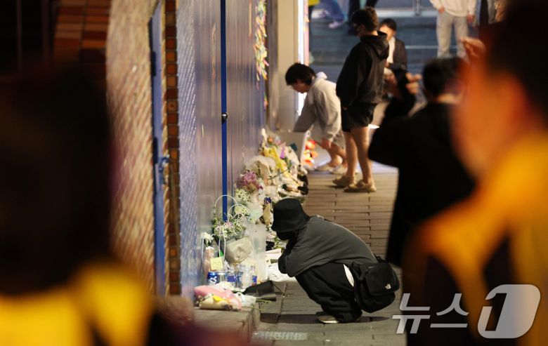 핼러윈데이인 31일 서울 용산구 이태원 해밀톤호텔 옆 이태원 참사 골목에서 시민들이 지나가고 있다. 2024.10.31/뉴스1 ⓒ News1 장수영 기자