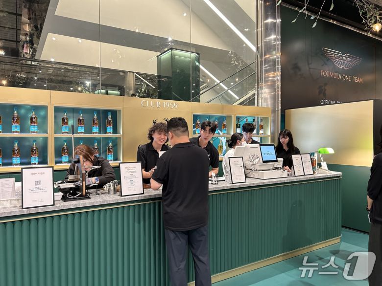 22일 서울 여의도 더현대서울 지하 1층에 윌리엄그랜트앤선즈가 애스턴마틴 F1 팀과 손잡고 '글렌피딕 16년 한정판'을 선보이며 팝업스토어를 마련했다./뉴스1 ⓒ News1 이강 기자