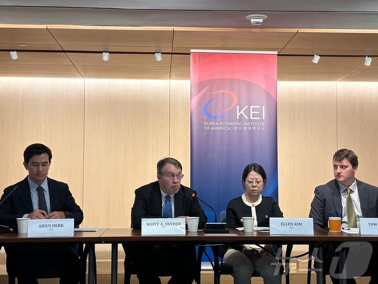 21일(현지시간) 스콧 스나이더(왼쪽에서 두 번째) 한미경제연구소(KEI) 소장이 워싱턴DC에서 연 간담회에서 한미 정상회담 주요 의제 등에 대해 전망하고 있다. 2025.08.21. ⓒ News1 류정민 특파원