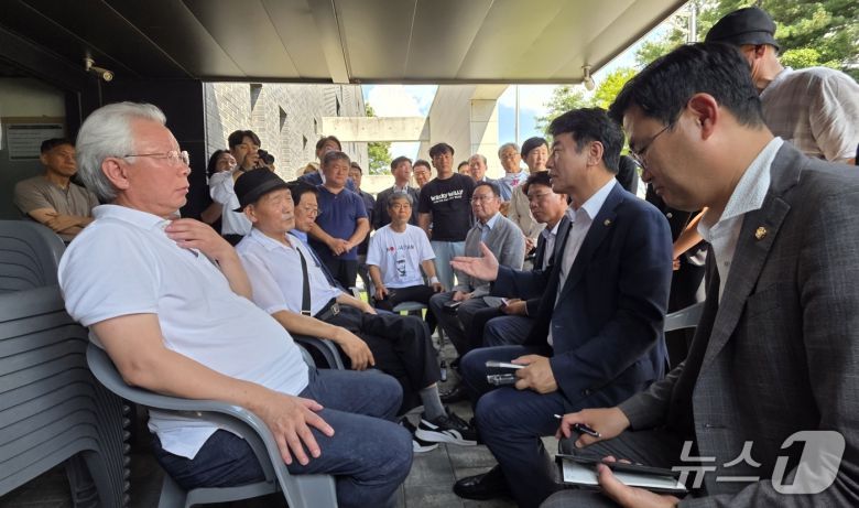 더불어민주당 국회의원들이 22일 독립기념관 겨레누리관에서 김형석 관장 퇴진을 요구하며 농성 중인 독립운동가 후손들과 면담하고 있다. 2025.8.22. /뉴스1ⓒNews1 이시우 기자