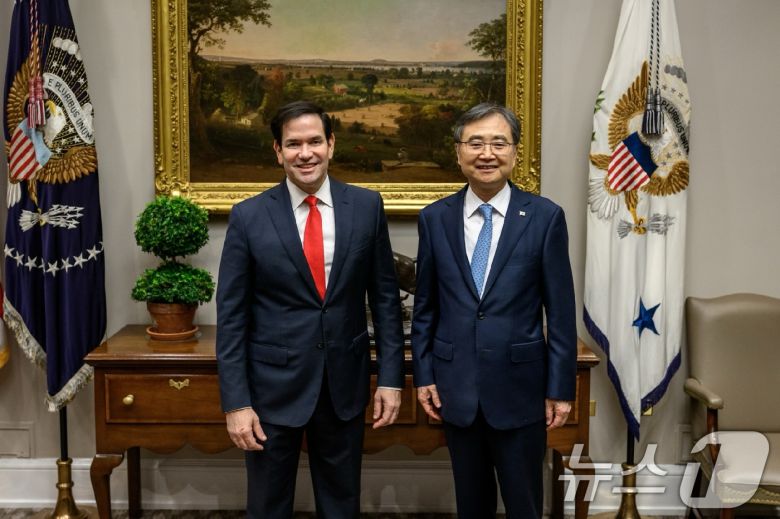 미국을 방문 중인 조현 외교부 장관이 22일 오후(현지시간) 미국 워싱턴 D.C.에서 美 마르코 루비오(Marco Rubio) 국무장관 겸 국가안보보좌관과 면담을 갖고, 이재명 대통령의 첫 방미를 위한 사전준비협의를 가졌다. (외교부 제공. 재판매 및 DB 금지) 2025.8.23/뉴스1 ⓒ News1 임세영 기자