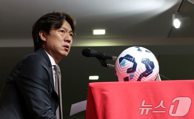 홍명보 대한민국 축구 국가대표 감독이 지난 5월 26일 오전 서울 종로구 축구회관에서 6월 A매치 국가대표 명단을 발표하고 있다. 2025.5.26/뉴스1 ⓒ News1 김명섭 기자