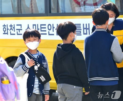 화천군이 추진하는 스마트안심셔틀버스에 탑승하는 아이들.(화천군 제공, 재판매 및 DB금지)