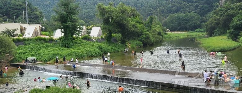 더위가 가시고 가을을 맞이한다는 절기상 '처서'인 23일 강원 원주시 호저면 산현리 칠봉교에서 피서객들이 폭염을 피해 더위를 식히고 있다. 2025.8.23/뉴스1 ⓒ News1 신관호 기자