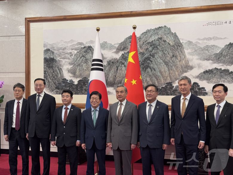 박병석 전 국회의장을 단장으로 하는 대통령 특사단이 24일 베이징 댜오위타이 국빈관에서 왕이 외교부장과 만났다. 사진 왼쪽부터 김한규 주중 한국 대사대리, 쑨웨이둥 중국 외교부 부부장, 박정 더불어민주당 의원, 박병석 전 의장,왕이 외교부장,김태년 의원, 노재헌 동아시아문화센터 이사장, 강영신 외교부 동북중앙아국장. (베이징특파원 공동취재단) ⓒ News1 정은지 특파원