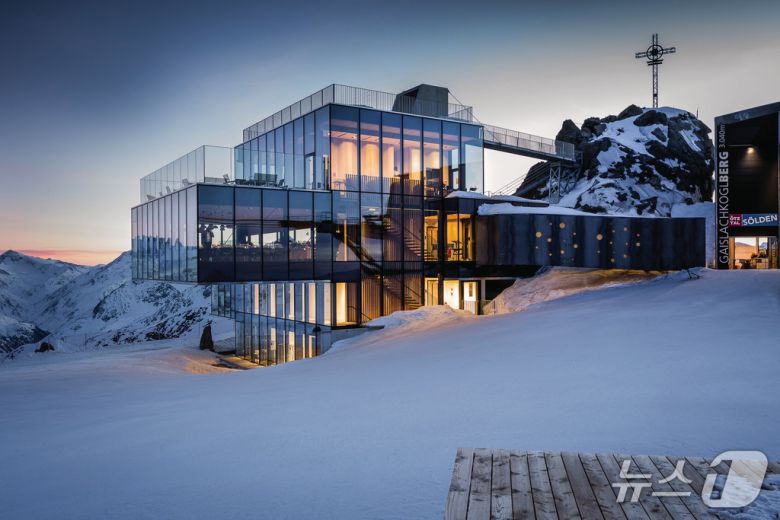 해발 3048m에 자리한 유리 건축물 '아이스Q' 전망대(외츠탈관광청 제공)
