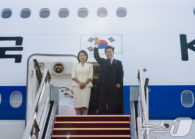 이재명 대통령과 김혜경 여사가 일본·미국 정상과 순차 정상회담 참석을 위해 23일 경기도 성남 서울공항에서출국하며 인사를 하고 있다. (대통령실 제공. 재판매 및 DB 금지) 2025.8.23/뉴스1 ⓒ News1 허경 기자