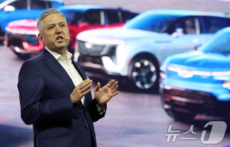 헥터 비자레알 GM한국사업장 사장이 16일 경기 광명 아이벡스 스튜디오에 열린 캐딜락 대형 SUV '더 뉴 에스컬레이드' 미디어 출시 행사에서 인사말을 하고 있다. 2025.4.16/뉴스1 ⓒ News1 이동해 기자