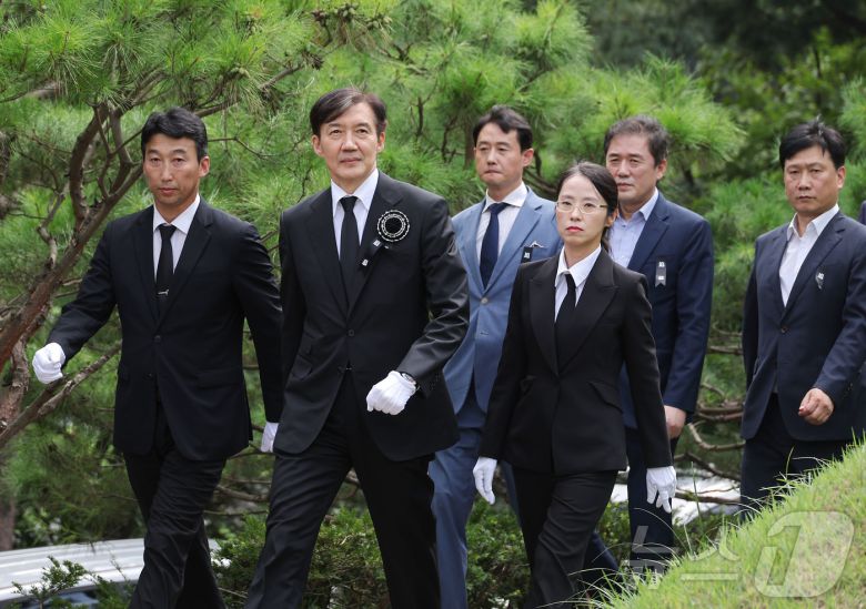 조국 전 조국혁신당 대표가 18일 서울 동작구 국립서울현충원 내 김대중 전 대통령 묘역으로 참배를 위해 이동하고 있다. (공동취재) /뉴스1 ⓒ News1 박정호 기자