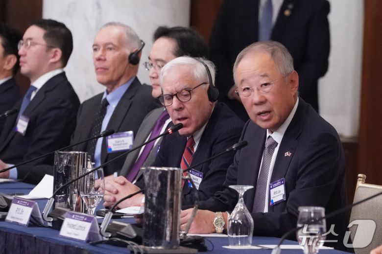 류진 한경협 회장이 25일(미국 현지시간) 워싱턴 D.C. 윌러드 호텔에서 열린 '한미 비즈니스 라운드테이블: 제조업 르네상스 파트너십'에서 인사말을 하고 있다. (한경협 제공)