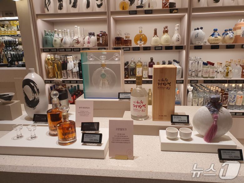 26일 신세계 강남점 '전통주 전문관'에 프리미엄 증류식 소주인 '해창 대장경'이 진열된 모습.