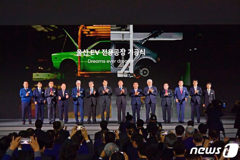 현대자동차 울산공장 내 전기차(EV) 신공장 부지에서 열린 울산 EV 전용공장 기공식에서 정의선 현대자동차그룹 회장 등 참석자들이 기념촬영을 하고 있다.  (현대차 제공) 2023.11.13/뉴스1