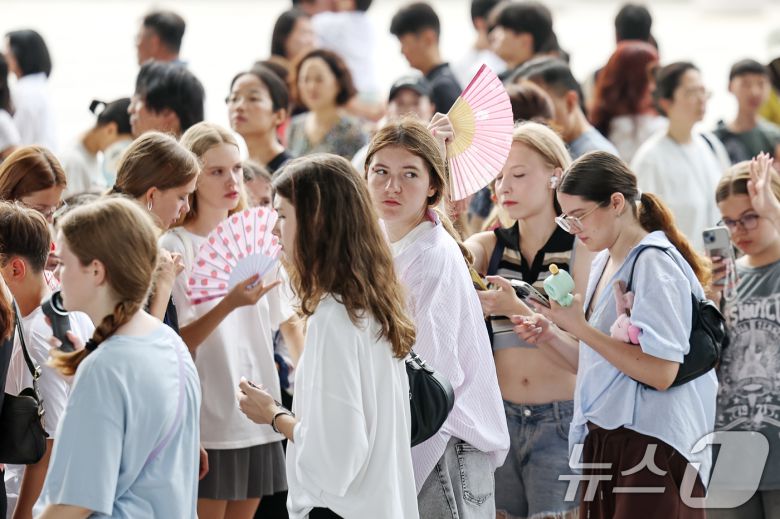 서울 용산구 국립중앙박물관 전시실 앞 광장에서 외국인 학생들이 줄을 서 전시실로 입장하고 있다.  ⓒ News1 민경석 기자