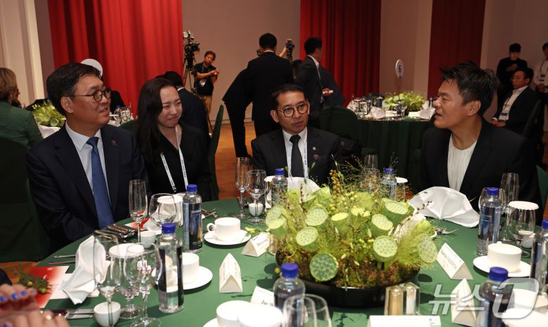 최휘영 문화체육관광부 장관이 26일 경북 경주 우양미술관에서 열린 ‘2025 APEC 문화산업고위급대화 환영만찬’에서 참석자들과 이야기를 나누고 있다.