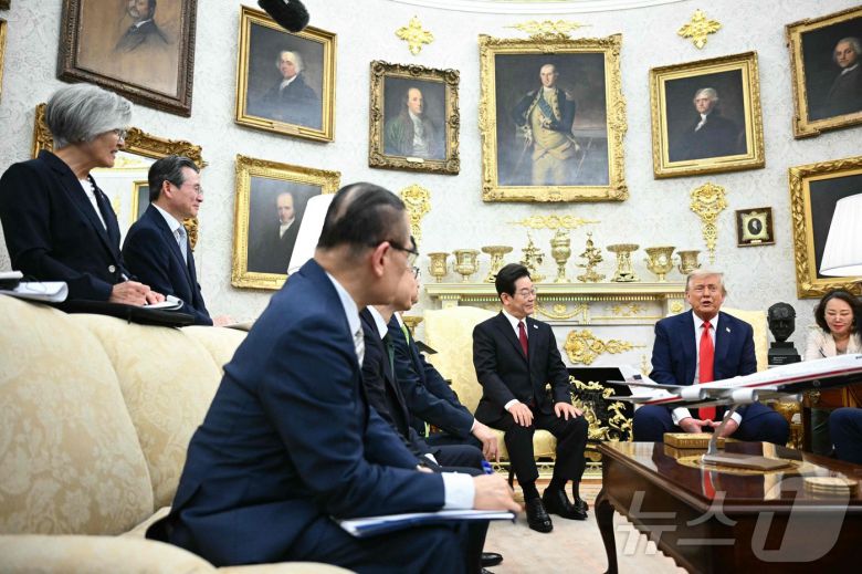 이재명 대통령이 25일(현지시간) 미국 워싱턴 백악관에서 도널드 트럼프 대통령과 한미 정상회담을 하고 있다. ⓒ AFP=뉴스1 ⓒ News1 신웅수 기자