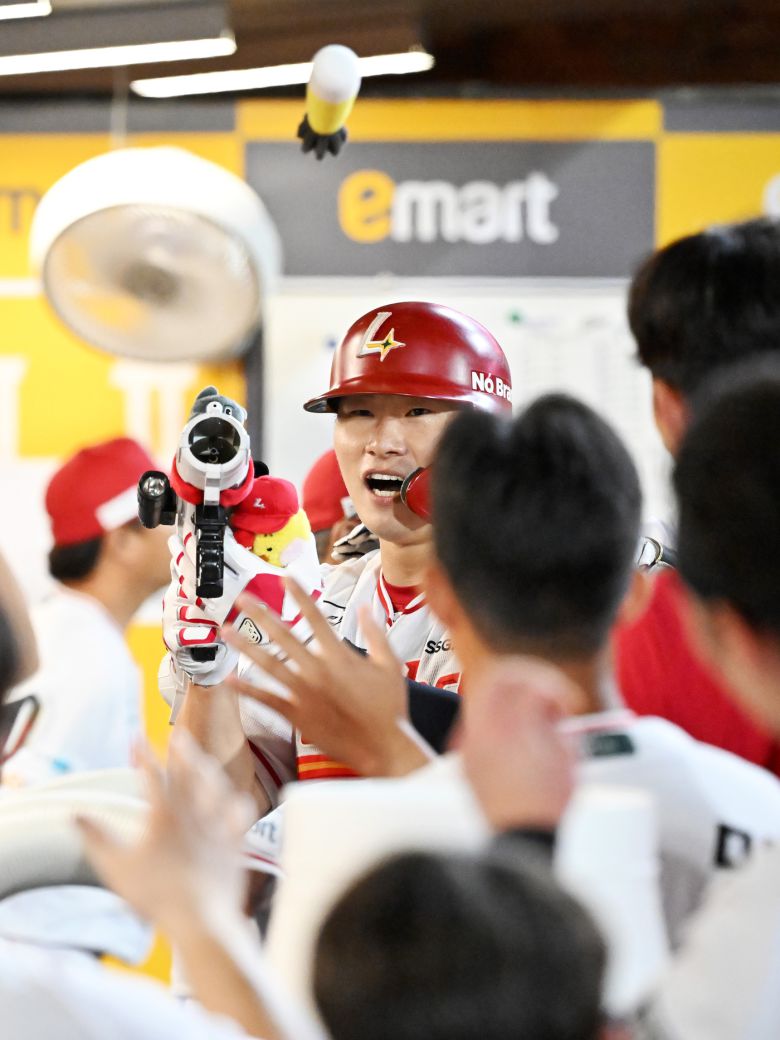 SSG 랜더스 류효승이 26일 열린 KBO리그 인천 KIA 타이거즈전에서 데뷔 첫 연타석 홈런을 때렸다. (SSG 랜더스 제공)