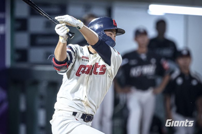 롯데 자이언츠 내야수 박찬형은 26일 열린 KBO리그 부산 KT 위즈전에서 4타수 3안타 1득점으로 활약했다. (롯데 자이언츠 제공)
