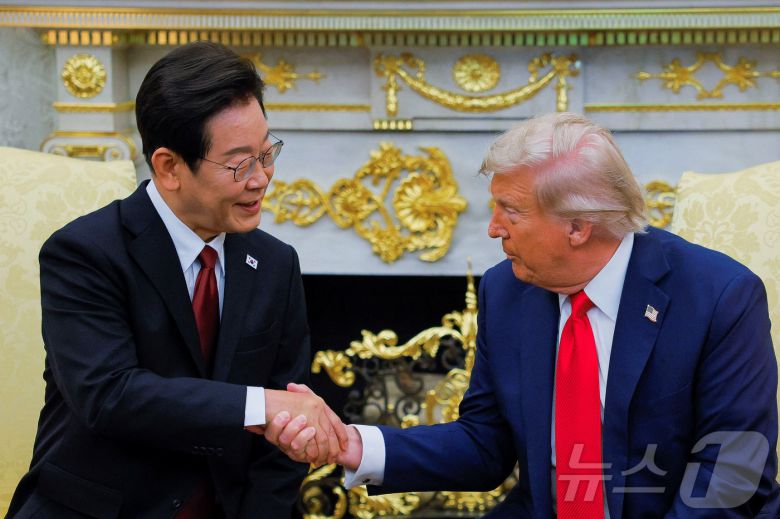 이재명 대통령이 25일(현지시간) 미국 워싱턴 백악관에서 도널드 트럼프 미국 대통령과 한미 정상회담을 하고 있다. ⓒ 로이터=뉴스1 ⓒ News1 신웅수 기자