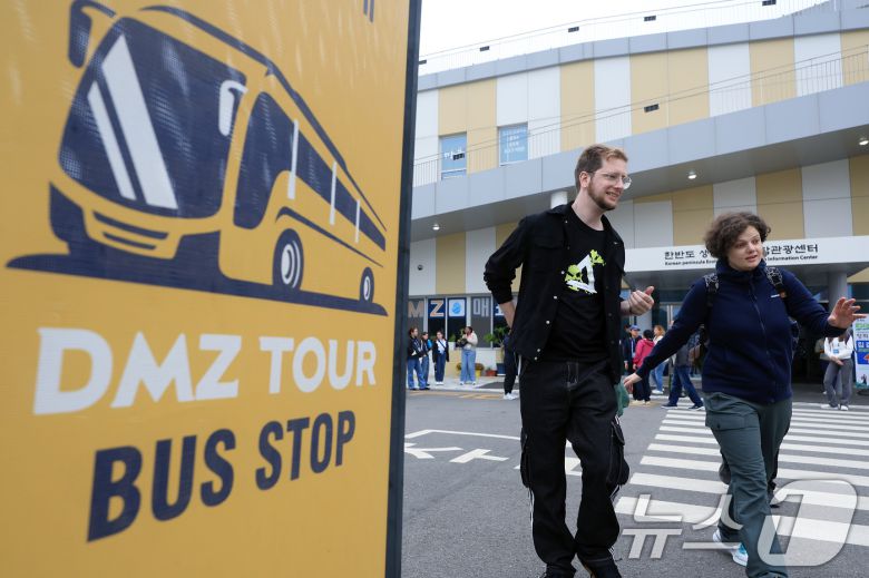 사진은 경기도 파주시 임진각 평화누리공원 내 한반도 생태평화 종합관광센터에서 DMZ 평화관광에 나선 외국인 관광객 등이 버스로 향하고 있는 모습. ⓒ News1 박정호 기자