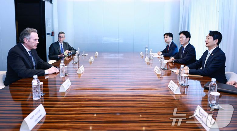지난 3월 안덕근 산업통상자원부 장관이 서울 중구 플라자호텔에서 마이크 던리비 미국 알래스카주 주지사와 면담을 하고 있는 모습. 당시 안 장관은 알래스카 주지사와 알래스카 액화천연가스(LNG) 개발 프로젝트 등 에너지 협력 강화 방안을 논의했다. (산업통상자원부 제공, 재판매 및 DB 금지) 2025.3.25/뉴스1