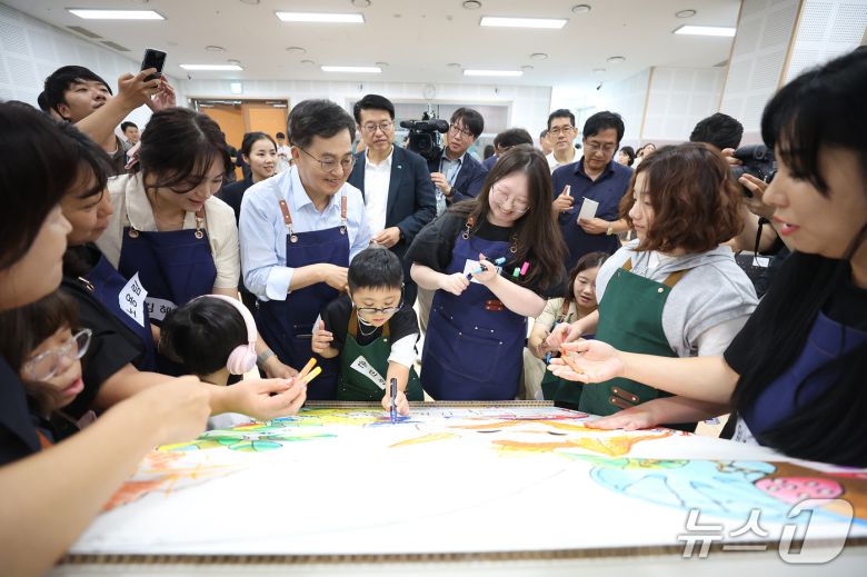 26일 오후 김동연 경기도지사가 양주시 경기북부누림센터를 방문해 아이들과 미술체험을 하고 있다.(제공. 재판매 및 DB금지)