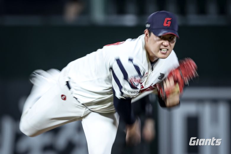 롯데 자이언츠 투수 나균안은 26일 열린 KBO리그 부산 KT 위즈전에서 6이닝 2실점 역투를 펼쳐 팀의 4-3 승리를 이끌었다. (롯데 자이언츠 제공)