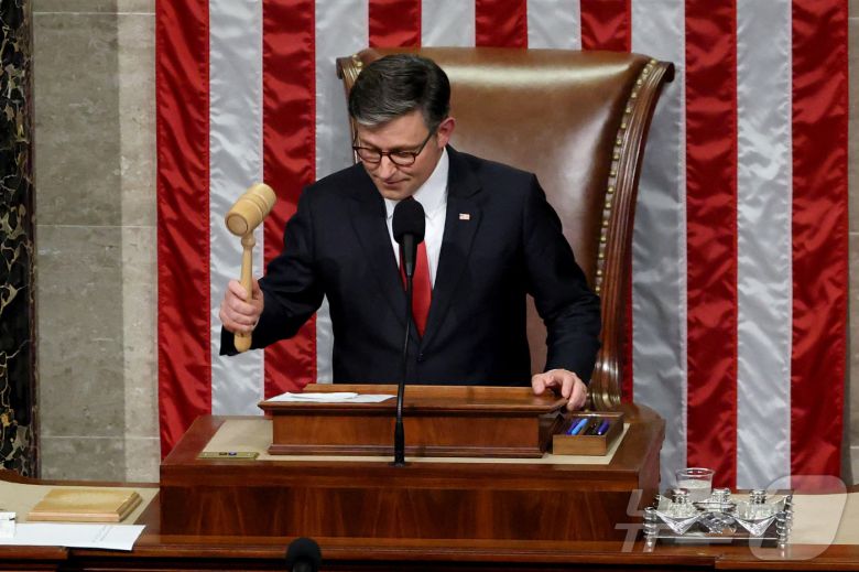 마이크 존슨 미국 의회 하원의장이 지난 7월 3일(현지시간) 미국 워싱턴DC 국회의사당에서 도널드 트럼프 미국 대통령의 감세 및 지출안을 담은 '하나의 크고 아름다운 법안'(One Big Beautiful Bill Act)의 가결을 선포하고 있다. 법안은 찬성 218(전원 공화당)대 반대 214(민주당 및 민주당 성향 무소속 212 + 공화 2)로 하원을 통과했다. 이에 따라 법안은 트럼프 대통령의 서명만 남겨두게 됐다. 2025.07.03 ⓒ 로이터=뉴스1 ⓒ News1 류정민 특파원