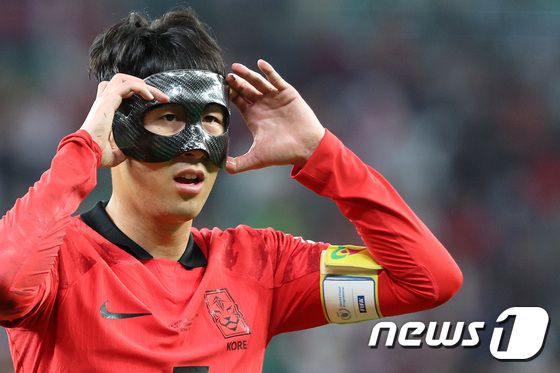 안면 보호 마스크를 쓰고 출전했던 카타르 월드컵 당시 손흥민 ⓒ News1 이동해 기자