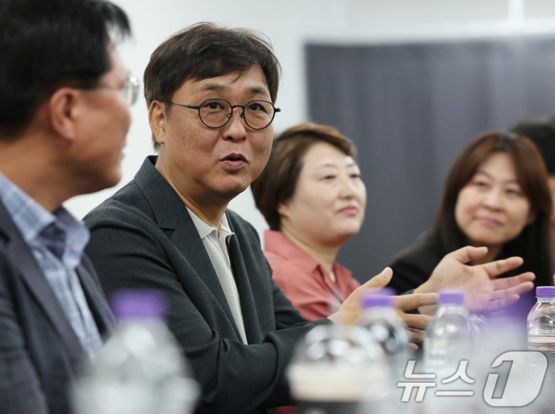 최휘영 문화체육관광부 장관(왼쪽 두번째)이  최근 서울 종로구 대학로 홍익대학교아트센터 대극장을 방문해 뮤지컬 '스웨그에이지 외쳐, 조선!'을 관람한 뒤 출연진과 관계자를 만난 모습 / 뉴스1