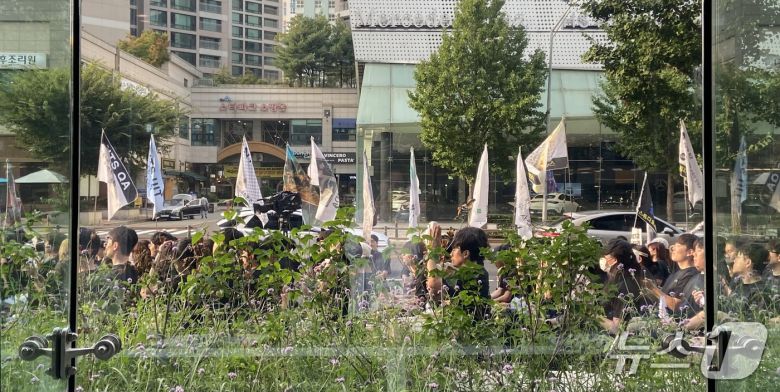 민주노총 화섬식품노조 네이버지회(공동성명)는 27일 오후 경기 성남시의 네이버 사옥 그린팩토리 앞에서 법인 6곳의 임단협 체결을 촉구하는 2차 집회를 개최했다. 2025.08.27. ⓒ 뉴스1 신은빈 기자