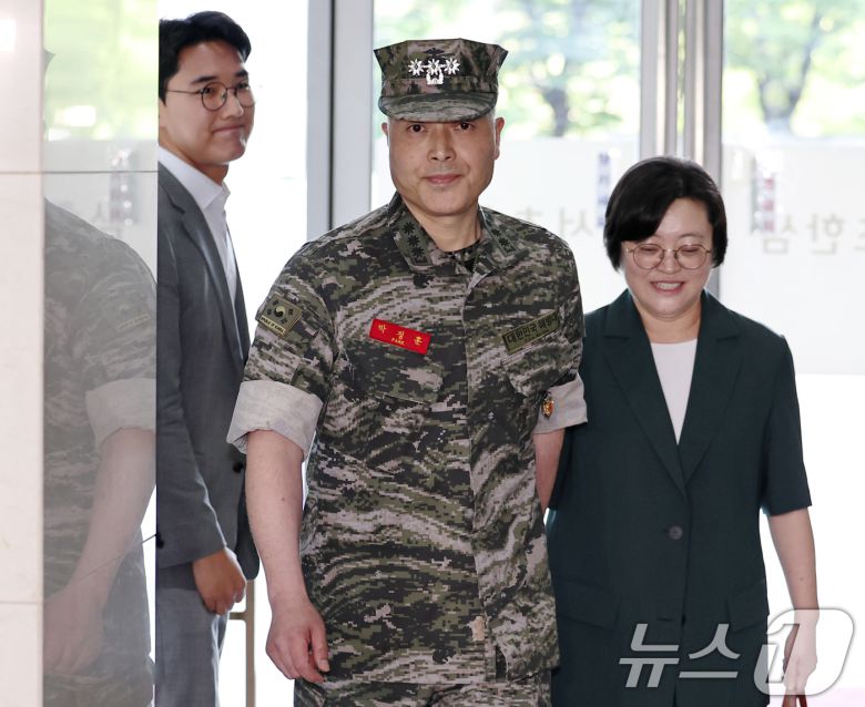 박정훈 해병대수사단장이 27일 오전 서울 서초구 '순직 해병 특검'(이명현 특별검사) 사무실에서 4차 참고인 조사를 받기 위해 출석하고 있다. 2025.8.27/뉴스1 ⓒ News1 구윤성 기자