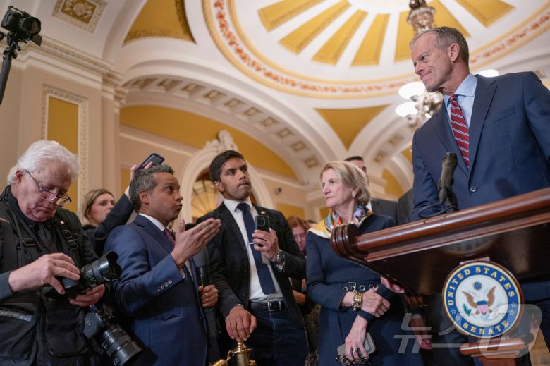 존 튠 미국 공화당 상원 원내대표가 지난 3월 17일(현지시간) 주간 정책 오찬 이후 기자들의 질문에 답하고 있다. 2025.03.17 ⓒ 로이터=뉴스1 ⓒ News1 박우영 기자