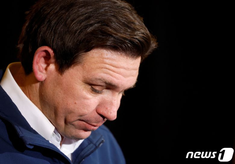 미국 공화당 대선 후보이자 플로리다 주지사인 론 디샌티스가 지난해 1월 14일(현지시간) 미국 아이오와주(州) 안케니에서 열리는 아이오와 코커스(당원대회) 투표에 앞서 열린 유세 행사에 참석하고 있다. 2024.1.14 ⓒ 로이터=뉴스1 ⓒ News1 조소영 기자