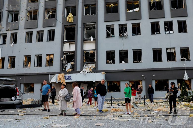 28일(현지시간) 러시아 공습으로 훼손된 우크라이나 수도 키이우의 영국문화원 앞에 시민들이 모여 있다. 2025.08.28. ⓒ 로이터=뉴스1 ⓒ News1 이지예 객원기자