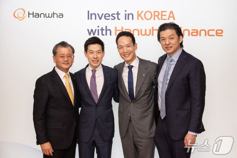 한화생명이 다보스에서 아시아 진출 시장 확대 위해 셀라돈 파트너스와 MOU 체결 했다. (왼쪽에서 세번째) 김동원 한화생명 사장./사진제공=한화생명