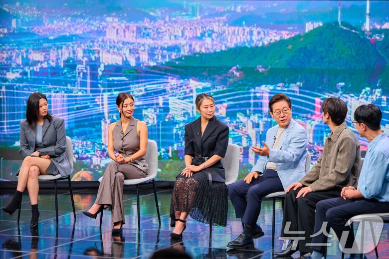 이재명 대통령이 20일 서울 서초동 아리랑국제방송에서 녹화되는 특별 프로그램 '케이팝 더 넥스트 챕터(K-Pop:The Next Chapter)'에 출연해 넷플릭스 애니메이션 '케이팝 데몬 헌터스'(케데헌) 메기 강 감독, 걸그룹 트와이스 멤버 등 출연진들과 K팝 산업의 미래에 관해 논의하고 있다. (대통령실 제공. 재판매 및 DB 금지) 2025.8.20/뉴스1 ⓒ News1 허경 기자