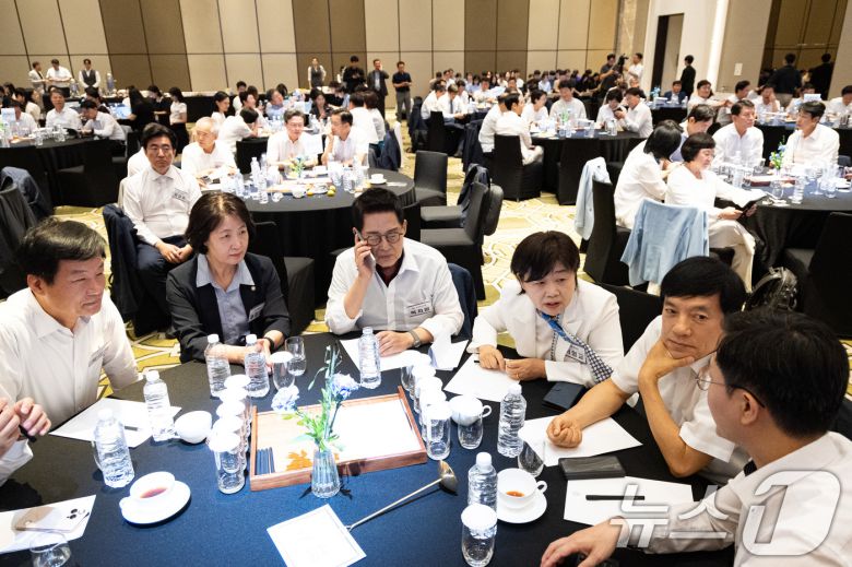 더불어민주당 의원들이 28일 인천 중구 파라다이스시티 컨벤션센터에서 열린 2025 정기국회 더불어민주당 국회의원 워크숍에서 대화를 나누고 있다. 2025.8.28/뉴스1 ⓒ News1 유승관 기자