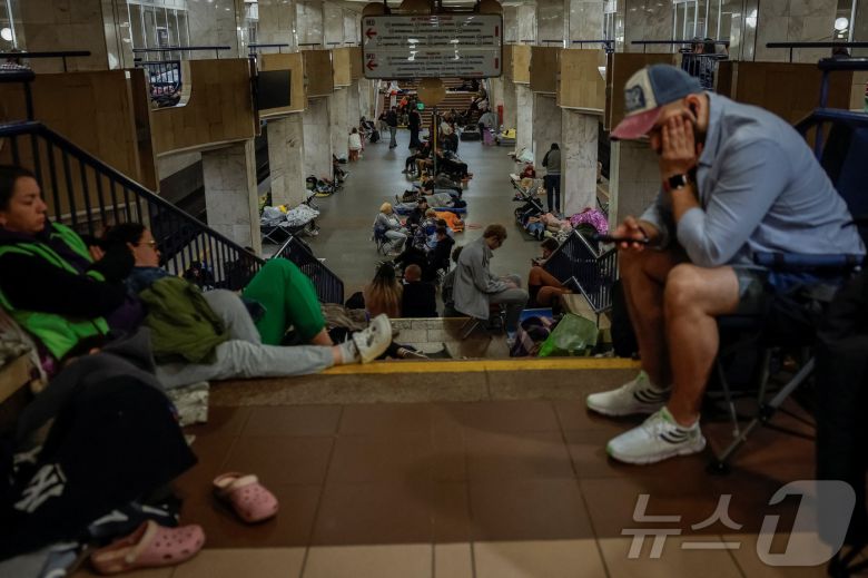 28일(현지시간) 우크라이나 수도 키이우에서 시민들이 러시아 공습을 피해 지하철 역으로 대피해 있다. 2025.08.28 ⓒ 로이터=뉴스1 ⓒ News1 이지예 객원기자