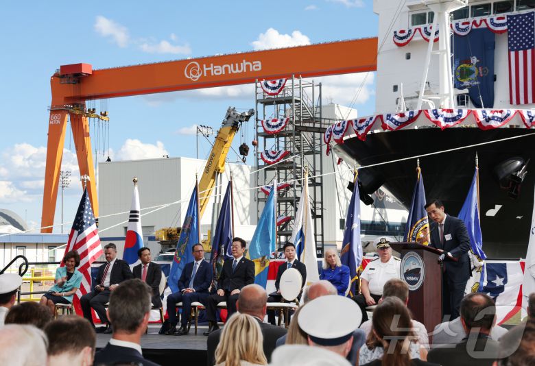 김동관 한화그룹 부회장이 26일(현지시간) 미국 필라델피아 한화필리조선소에서 이재명 대통령, 조쉬 샤피로 펜실베니아 주지사 등이 참석한 가운데 열린 선박 명명식에서 환영사를 하고 있다(한화 제공, 재판매 및 DB금지) 2025.8.27/뉴스1 ⓒ News1 박종홍 기자