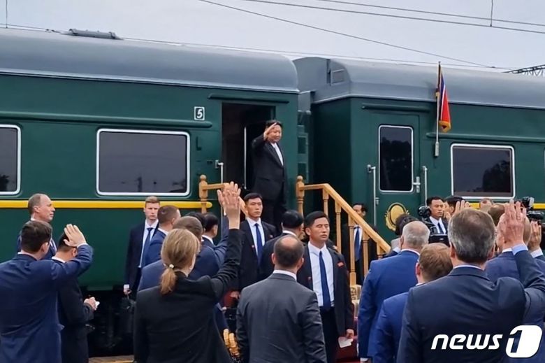 (평양 노동신문=뉴스1) =김정은 북한 노동당 총비서가 러시아 연해주 블라디보스토크 인근에 있는 아르톰 기차 역에서 자신의 전용 열차에 오르고 있다.(자료사진) 2023.9.17 ⓒ AFP=뉴스1 ⓒ News1 우동명 기자