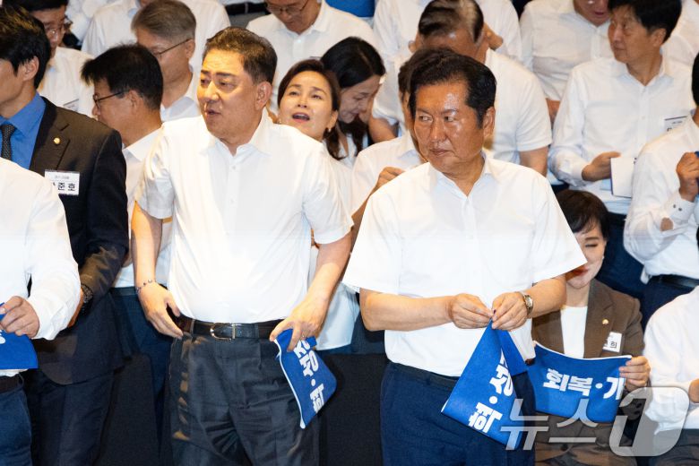 정청래 더불어민주당 대표와 김병기 원내대표를 비롯한 의원들이 28일 인천 중구 파라다이스시티 컨벤션센터에서 열린 2025 정기국회 더불어민주당 국회의원 워크숍에서 기념 촬영을 마친 후 이동하고 있다. 2025.8.28/뉴스1 ⓒ News1 유승관 기자