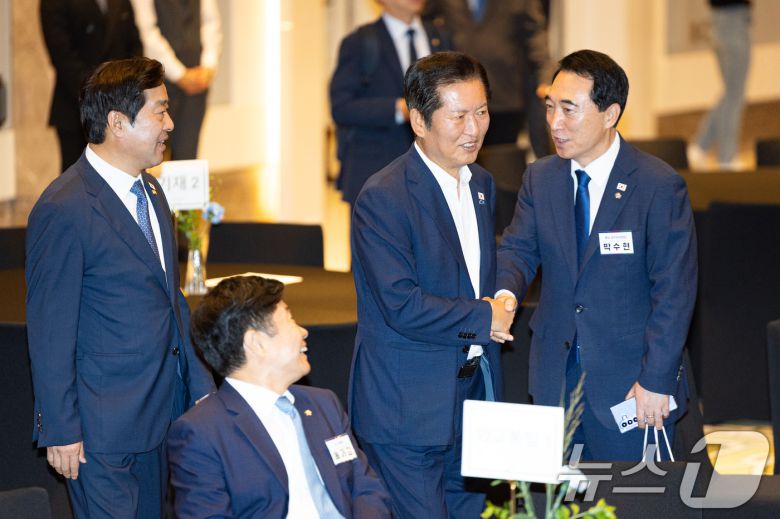 정청래 더불어민주당 대표가 29일 인천 중구 파라다이스시티 컨벤션센터에서 열린 2025 정기국회 더불어민주당 국회의원 워크숍에서 박수현 의원과 인사하고 있다. 2025.8.29/뉴스1 ⓒ News1 유승관 기자