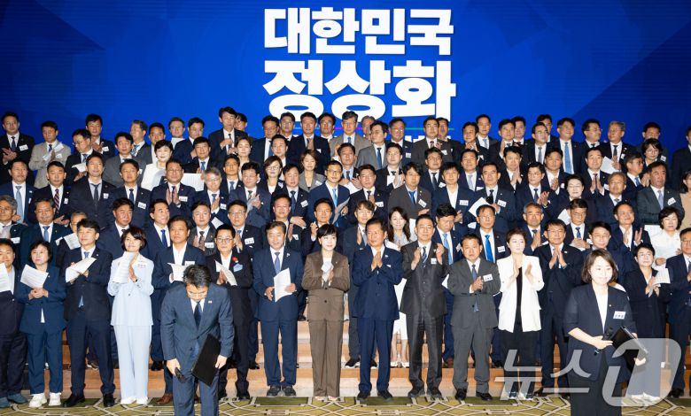 정청래 더불어민주당 대표, 김병기 원내대표를 비롯한 의원들이 29일 인천 중구 파라다이스시티 컨벤션센터에서 열린 2025 정기국회 더불어민주당 국회의원 워크숍을 마무리 하며 손뼉치고 있다. 2025.8.29/뉴스1 ⓒ News1 유승관 기자