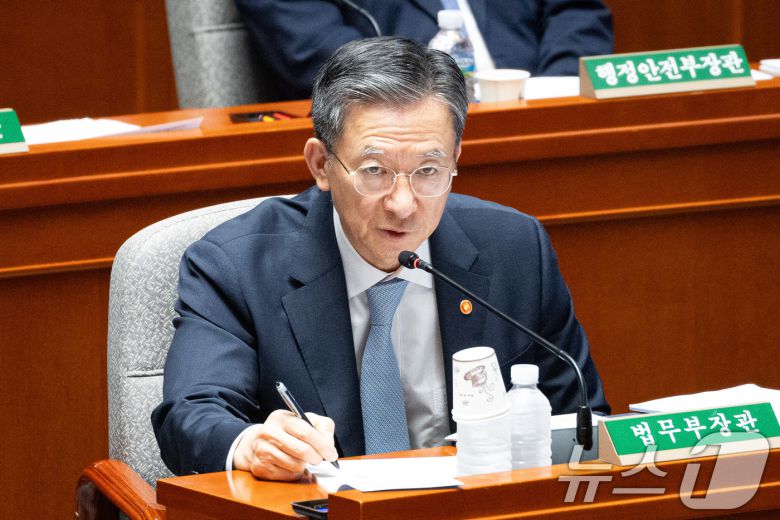 정성호 법무부 장관이 26일 서울 여의도 국회에서 열린 제428회 국회(임시회) 예산결산특별위원회 제2차 전체회의에 출석해 의원 질의에 답하고 있다. 2025.8.26/뉴스1 ⓒ News1 유승관 기자