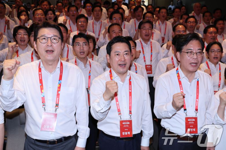 장동혁 대표를 비롯한 국민의힘 의원들이 지난 28일 오후 인천 인천국제공항공사 인재개발원에서 열린 국민의힘 연찬회에서 파이팅을 외치고 있다. 2025.8.28/뉴스1 ⓒ News1 신웅수 기자