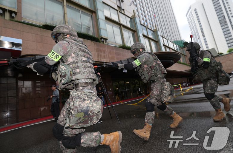 19일 오후 서울 중구 롯데호텔에서 열린 '을지연습 연계 통합방위 능력향상을 위한 관계기관 합동훈련'에서 군 병력이 드론을 이용한 테러 공격 상황을 가정해 훈련하고 있다. 2025.8.19/뉴스1 ⓒ News1 오대일 기자