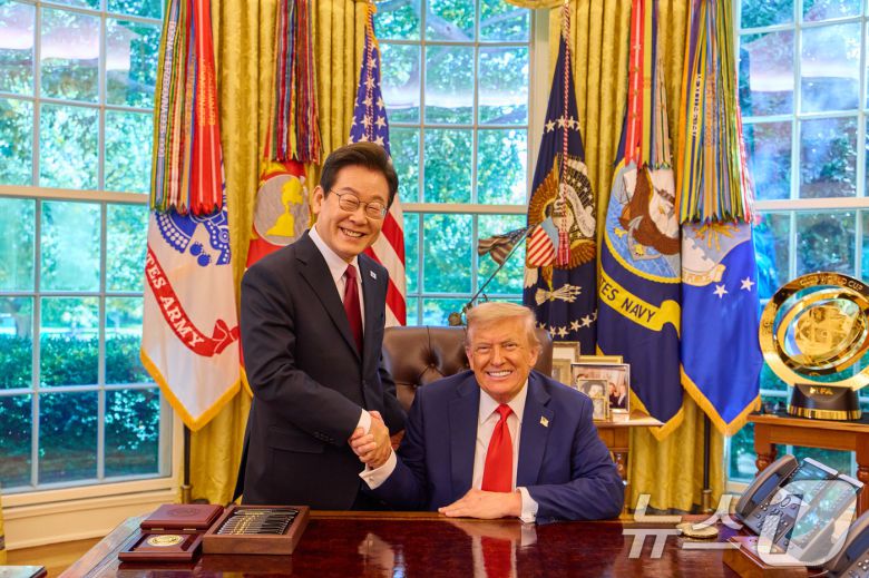 이재명 대통령이 지난 25일(현지시간) 미국 워싱턴 DC 백악관에서 열린 한미 정상회담을 마친 후 도널드 트럼프 미국 대통령과 악수하고 있다. (이재명 대통령 SNS. 재판매 및 DB 금지) 2025.8.28/뉴스1 ⓒ News1 이재명 기자