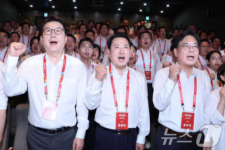 장동혁 대표를 비롯한 국민의힘 의원들이 28일 오후 인천 인천국제공항공사 인재개발원에서 열린 국민의힘 연찬회에서 파이팅을 외치고 있다. 2025.8.28/뉴스1 ⓒ News1 신웅수 기자